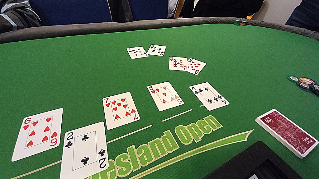 Der erste Straight Flush an Tisch 4